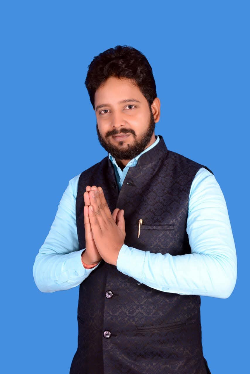 हाथ जोड़कर नमस्ते करते स्वर्गीय नवीन राव